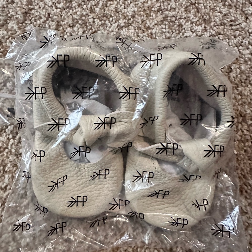 Freshly Picked Baby Bow Moccasins - Cream NWT